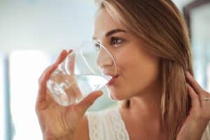 bere acqua