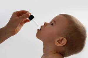 bimbo inserisce gocce di probiotico