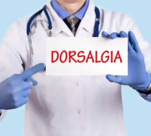 dottore indica foglio con scritta dorsalgia