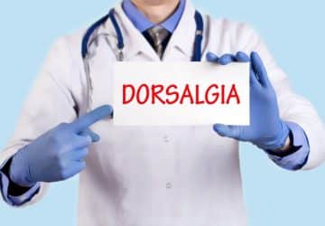 dottore indica foglio con scritta dorsalgia