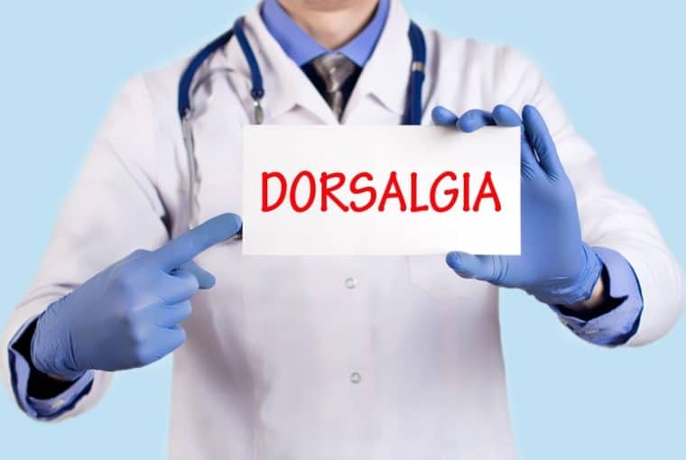 dottore indica foglio con scritta dorsalgia