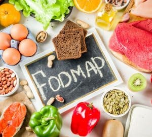 lavagnetta con scritta fodmap e alimenti intorno