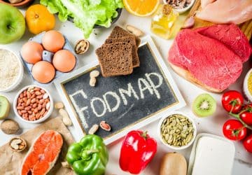 lavagnetta con scritta fodmap e alimenti intorno