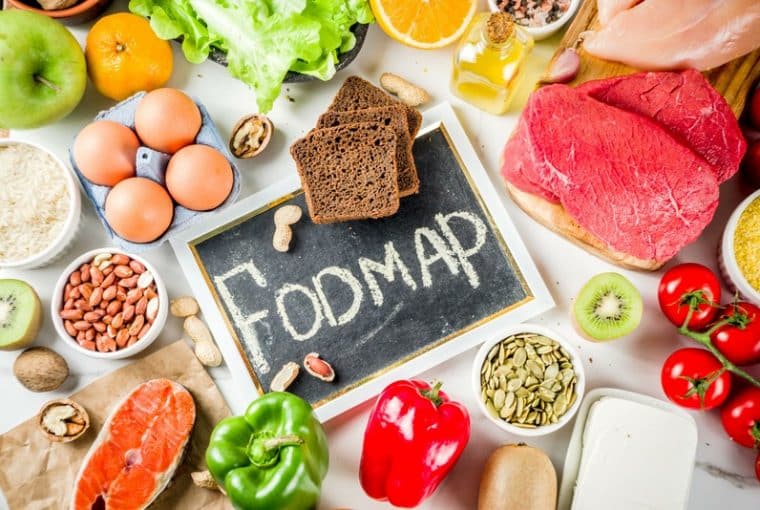lavagnetta con scritta fodmap e alimenti intorno