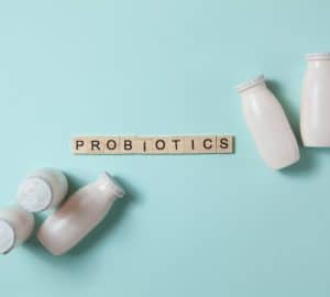 bottiglie bianche e scritta probiotics