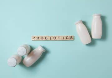 bottiglie bianche e scritta probiotics