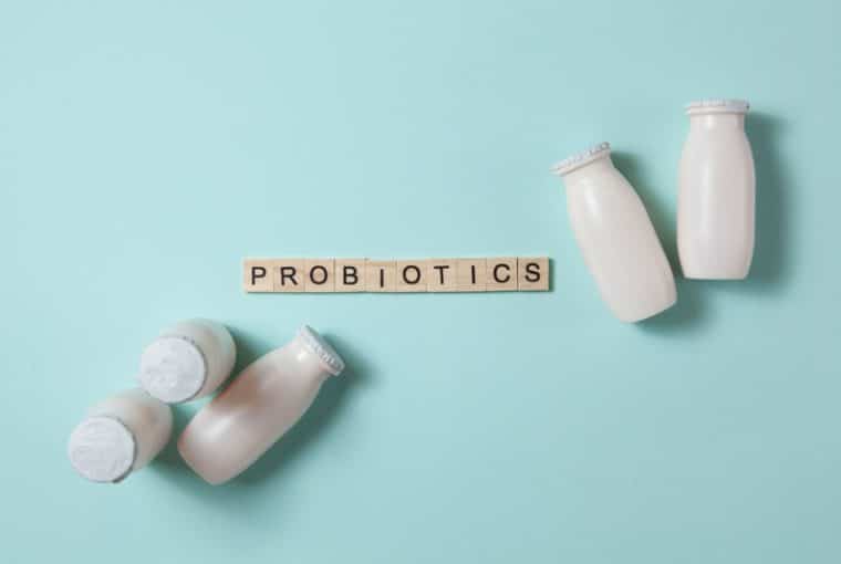 bottiglie bianche e scritta probiotics