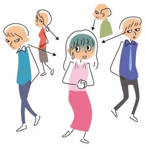disegno di donna spaventata perché osservata da altre persone