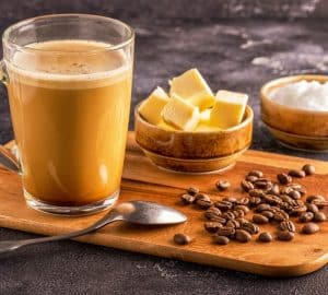 vassoio con caffè bulletproof e gli ingredienti di cui è composto