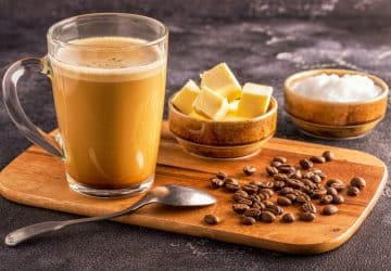 vassoio con caffè bulletproof e gli ingredienti di cui è composto