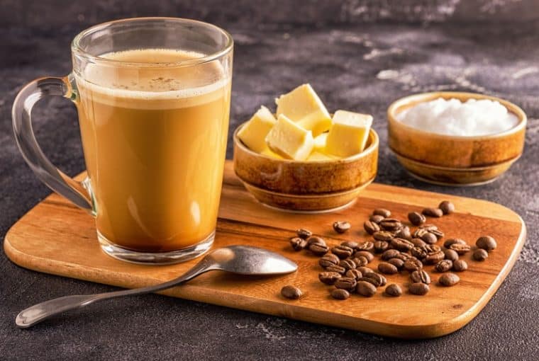 vassoio con caffè bulletproof e gli ingredienti di cui è composto