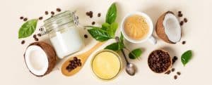 caffè, una noce di cocco aperta e vasetti di olio e burro