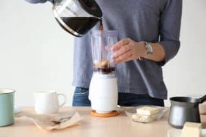 donna versa caffè nel frullatore per fare caffè bulletproof