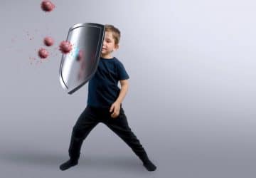 bambino con scudo combatte virus