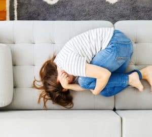 donna accovacciata sul divano