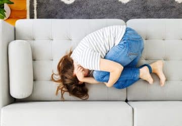 donna accovacciata sul divano