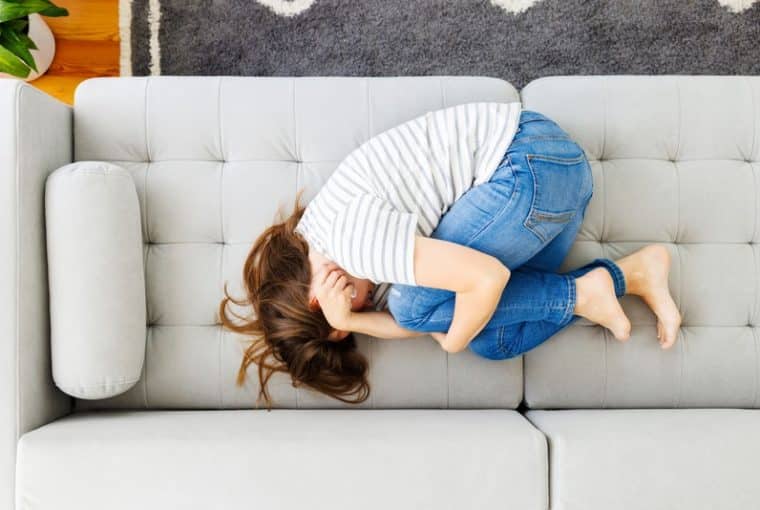 donna accovacciata sul divano