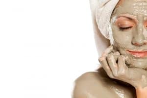 donna con maschera all'argilla verde