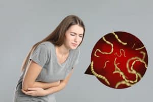 donna sofferente con parassiti intestinali