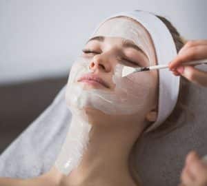 donna che fa peeling al viso