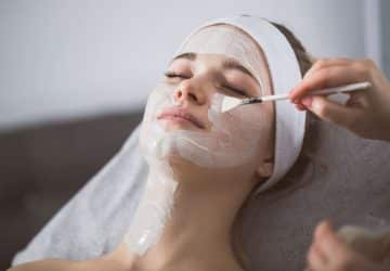 donna che fa peeling al viso