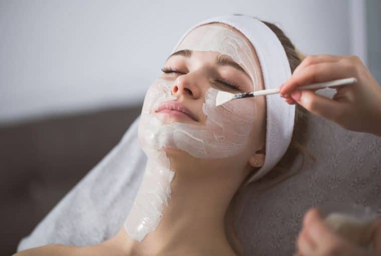 donna che fa peeling al viso