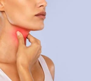 donna che si tocca la gola infiammata, disfonia da stress