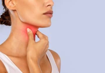 donna che si tocca la gola infiammata, disfonia da stress