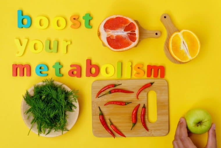 scritta colorata boost your metabolism su sfondo giallo, immagini di frutta verdura intorno; accelerare il metabolismo