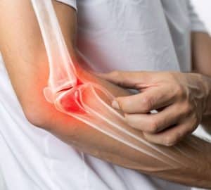 gomito del tennista, uomo con dolore al gomito