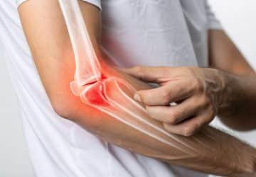 gomito del tennista, uomo con dolore al gomito