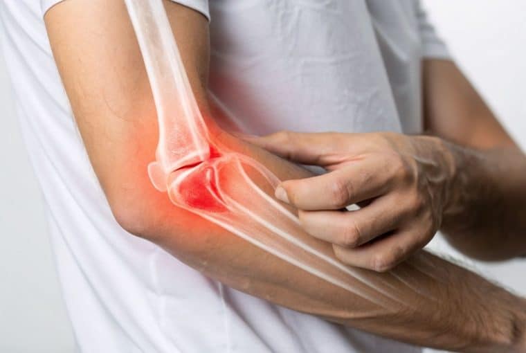 gomito del tennista, uomo con dolore al gomito