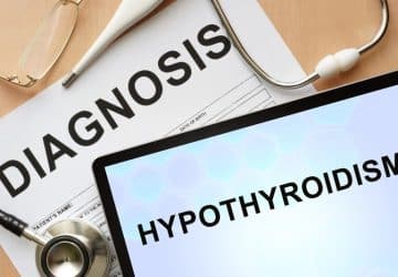 due schermi bianchi con scritto diagnosis e hypothyroism (ipotiroidismo)