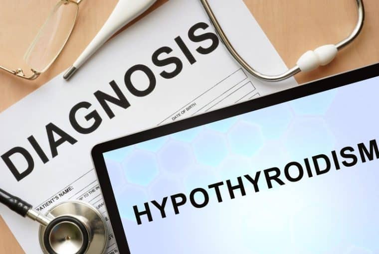 due schermi bianchi con scritto diagnosis e hypothyroism (ipotiroidismo)